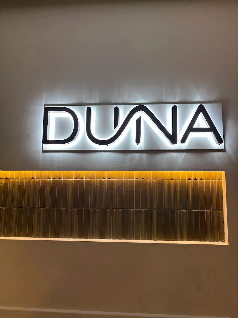 Letrero luminoso Duna Gelateria en el local de Castelldefels