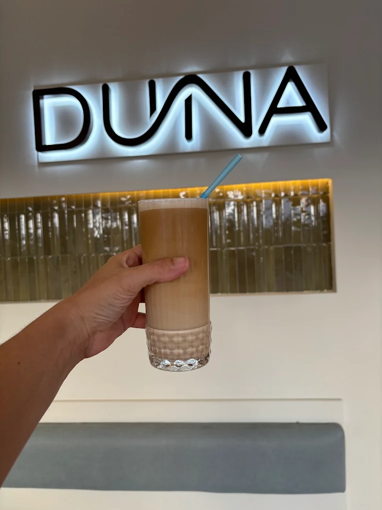 Cono de helado Duna en la mano de un cliente