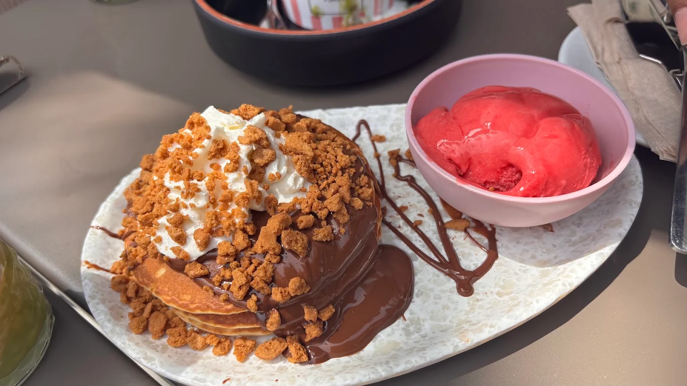 Berlina con helado, granizado y bebida en la terraza de Duna