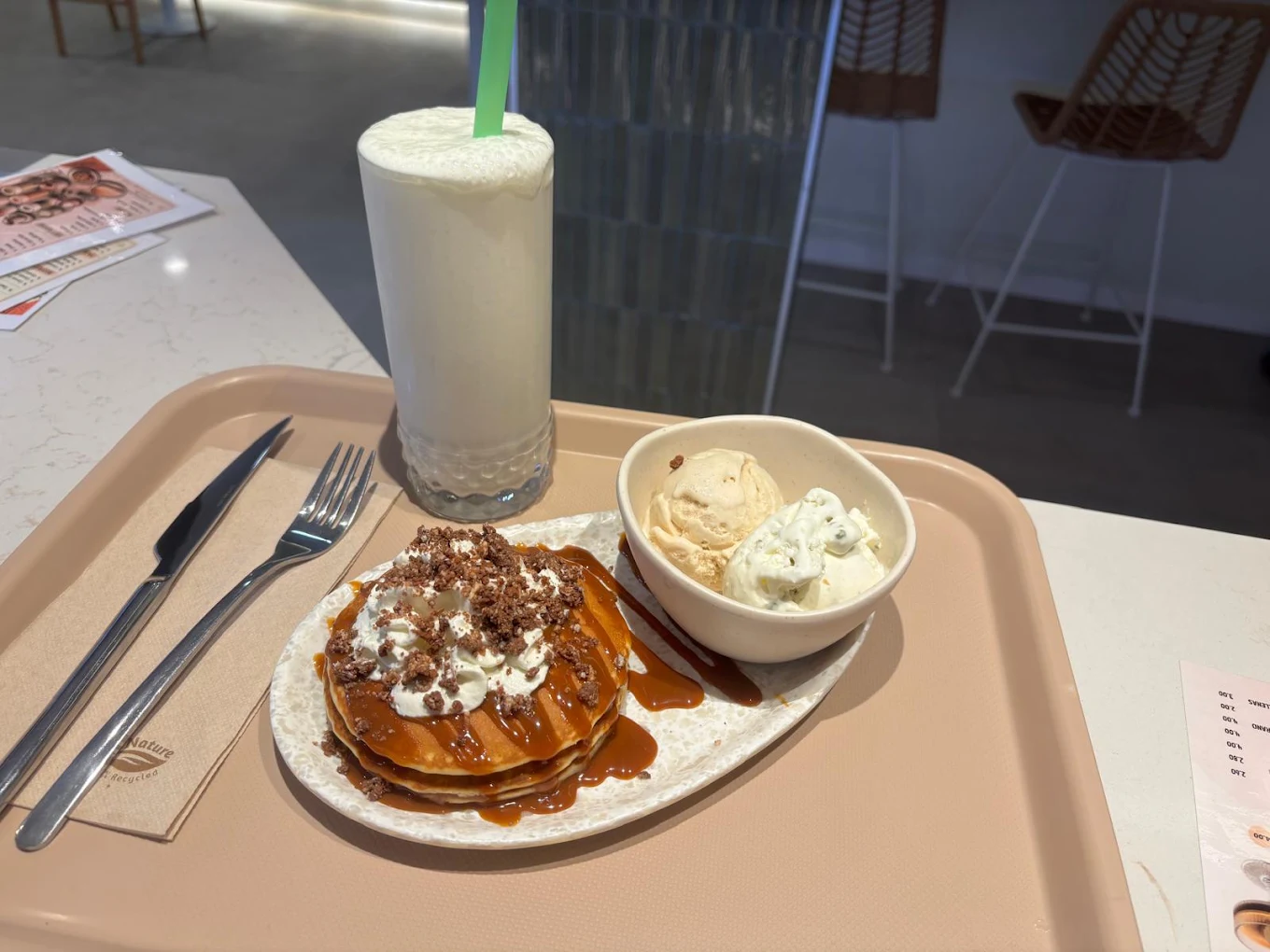 Pancakes Duna Signature con topping y helado
